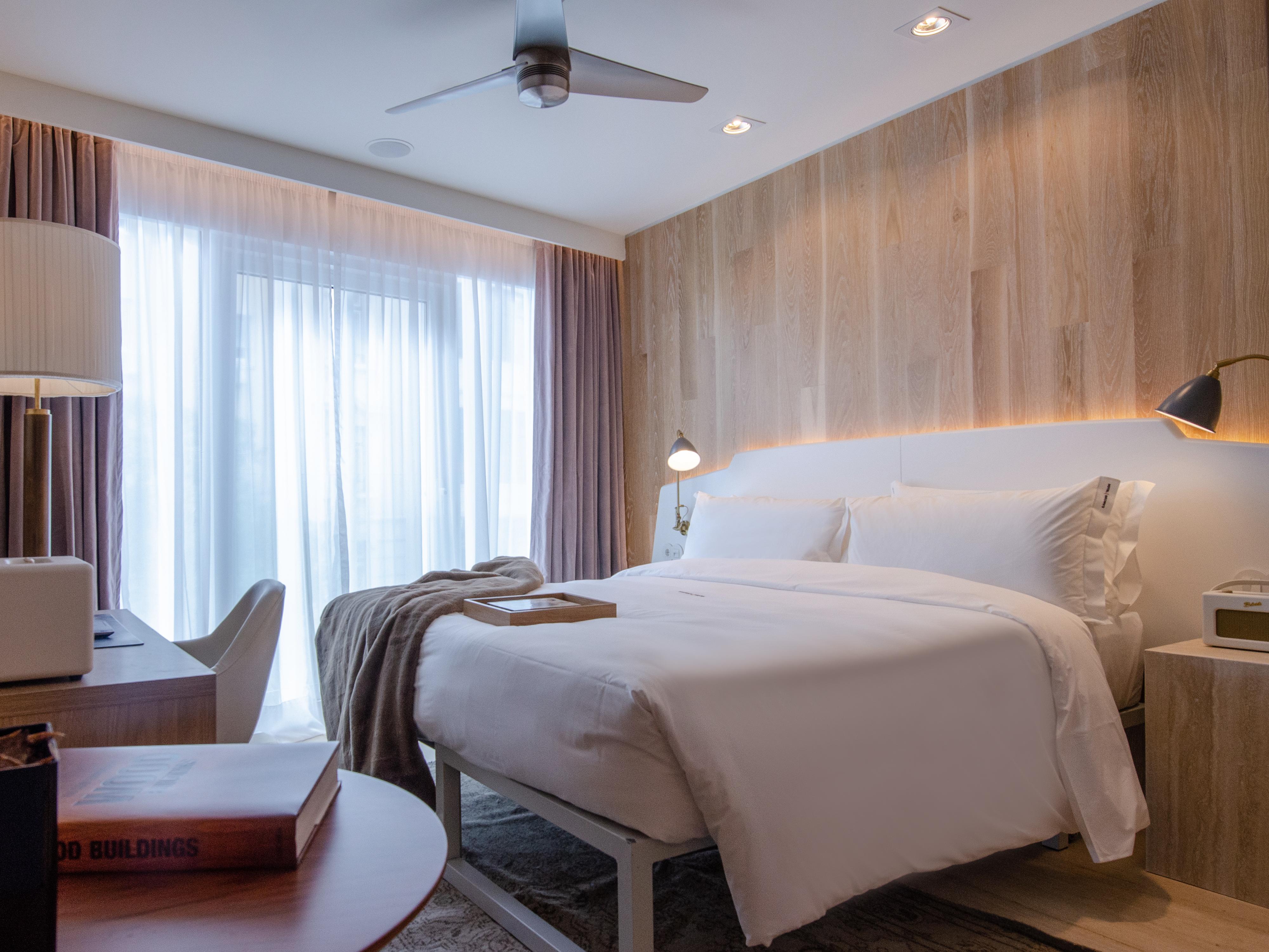 Browns Avenue Hotel Лиссабон Экстерьер фото A bedroom at the hotel