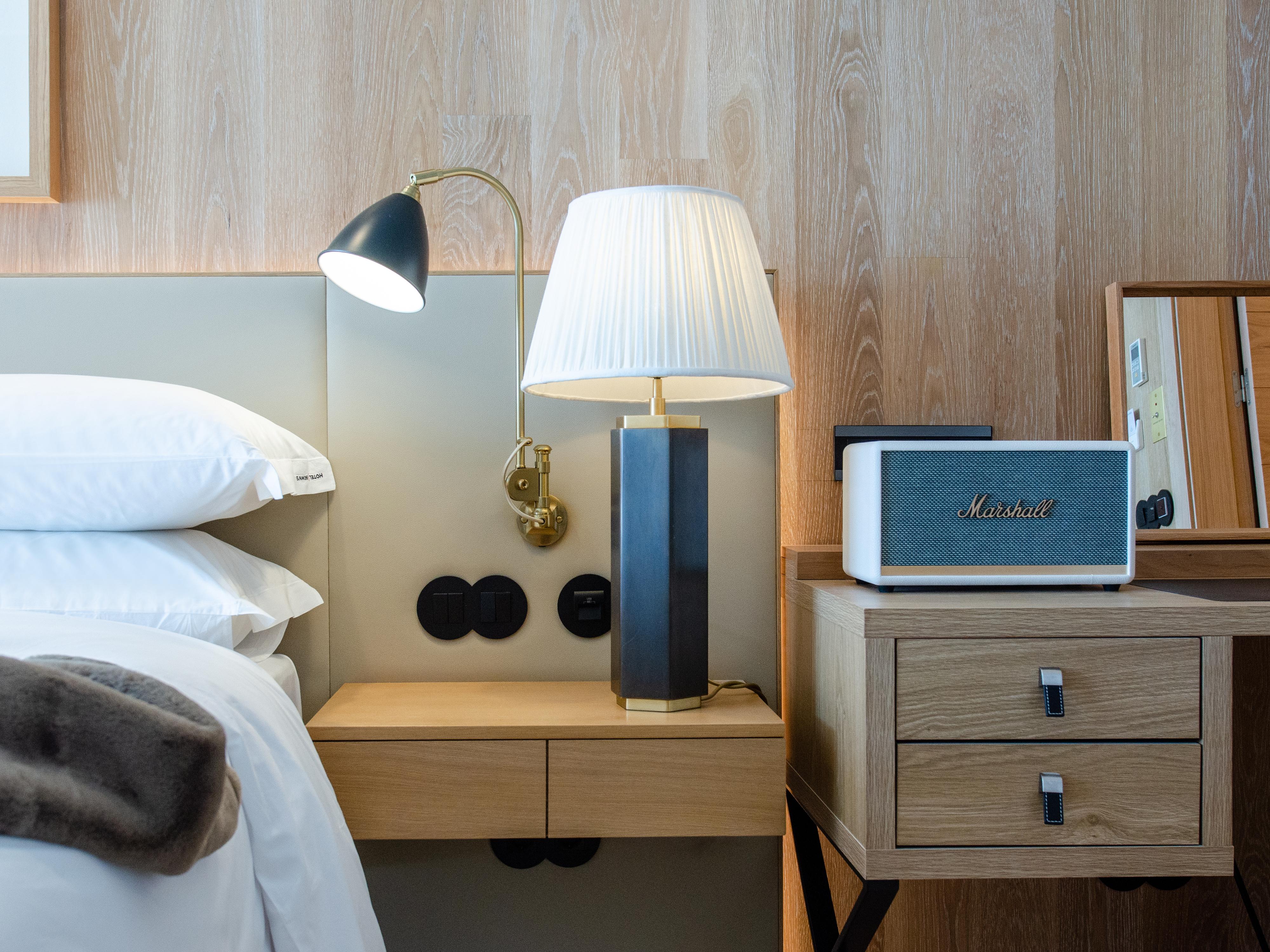 Browns Avenue Hotel Лиссабон Экстерьер фото A bedside table