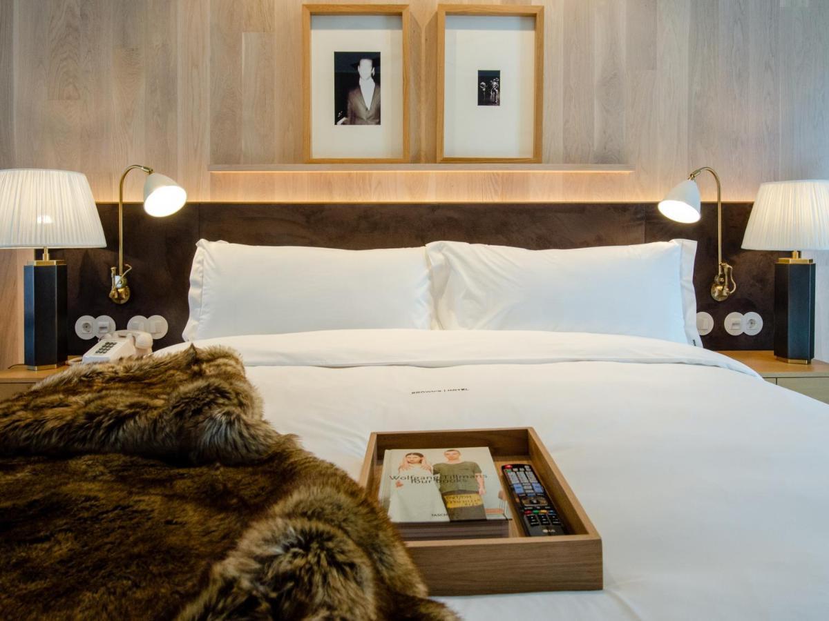 Browns Avenue Hotel Лиссабон Экстерьер фото A bedroom at The Standard East Village