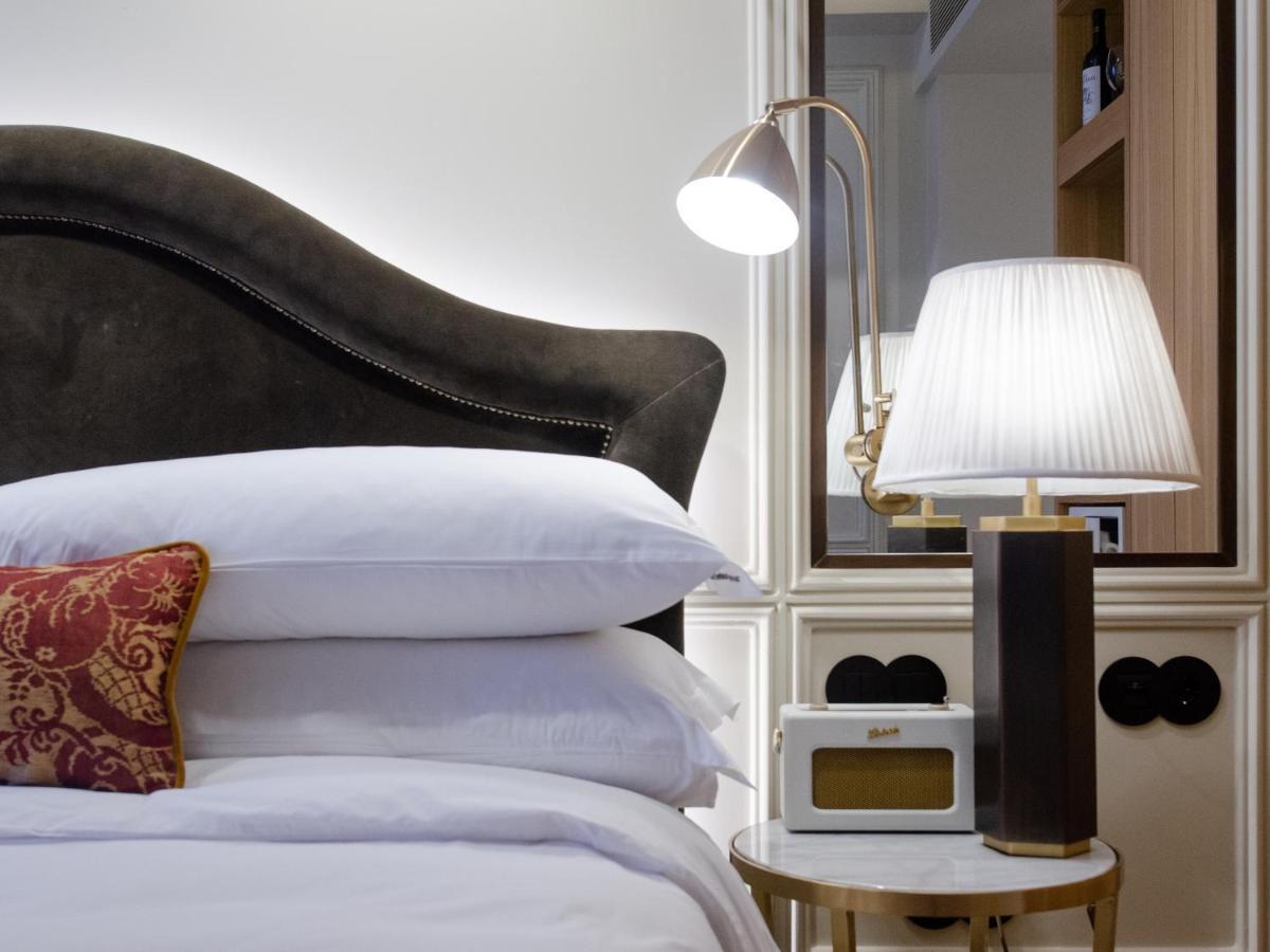 Browns Avenue Hotel Лиссабон Экстерьер фото A lamp on a bedside table