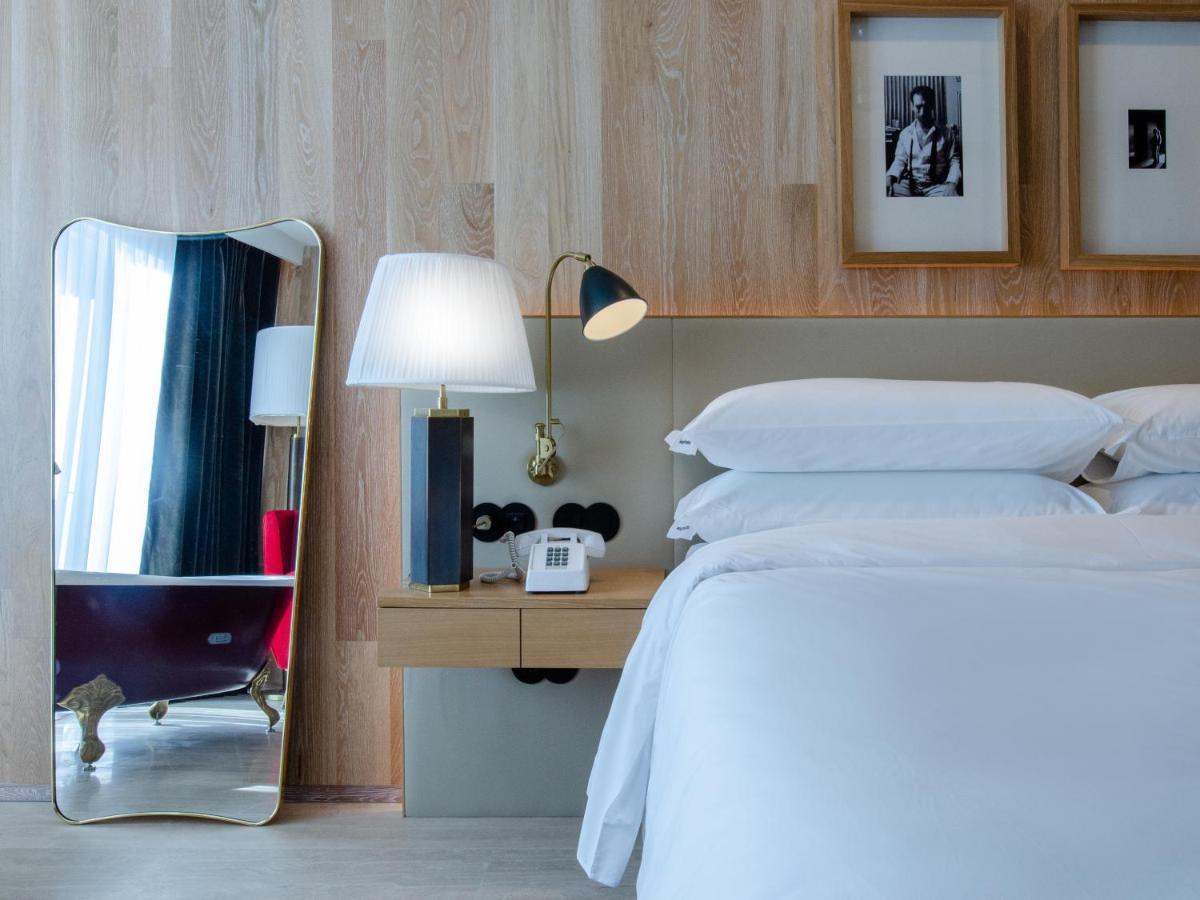 Browns Avenue Hotel Лиссабон Экстерьер фото A bedroom at the Standard East Village