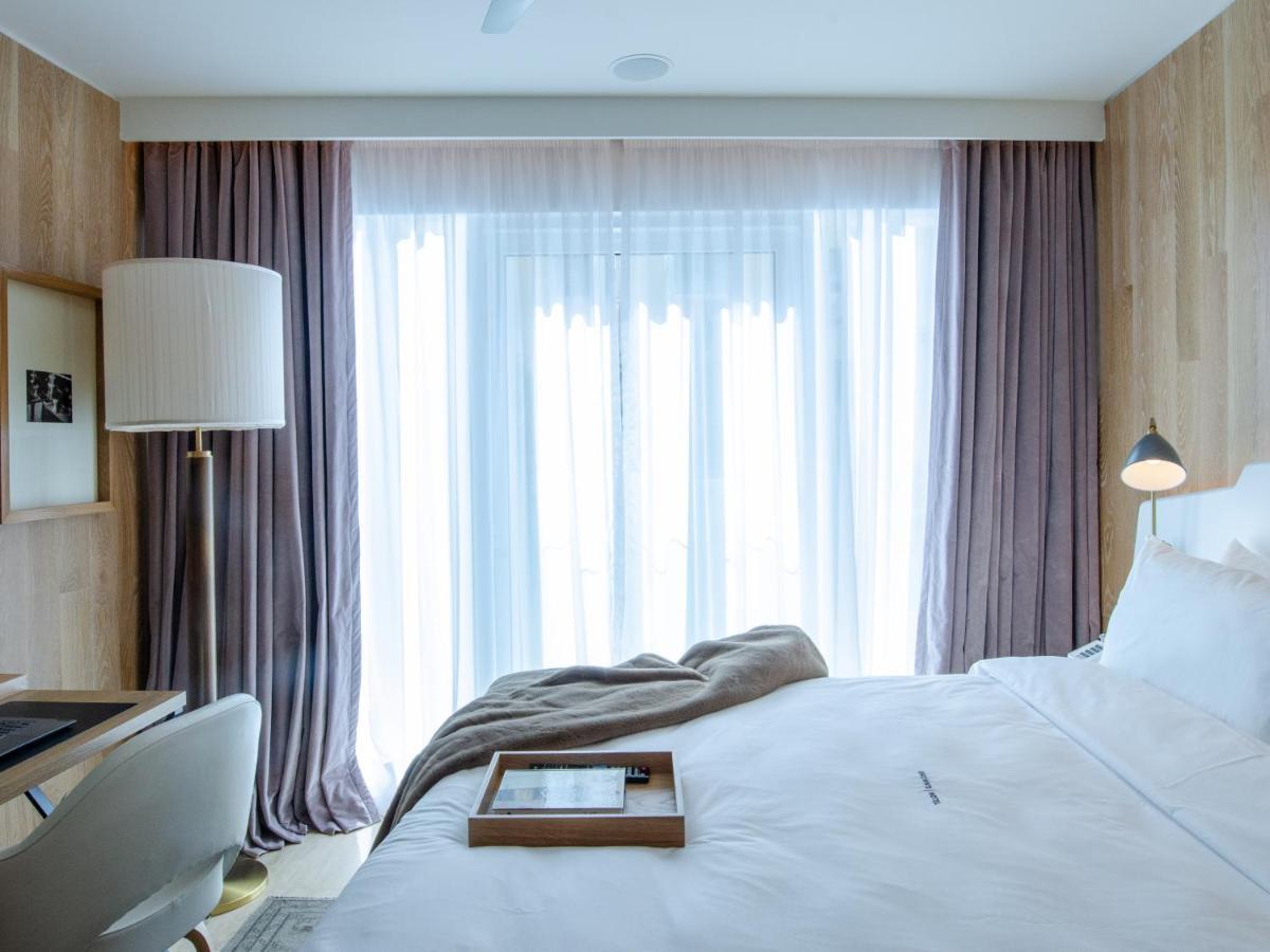 Browns Avenue Hotel Лиссабон Экстерьер фото A bedroom at the hotel