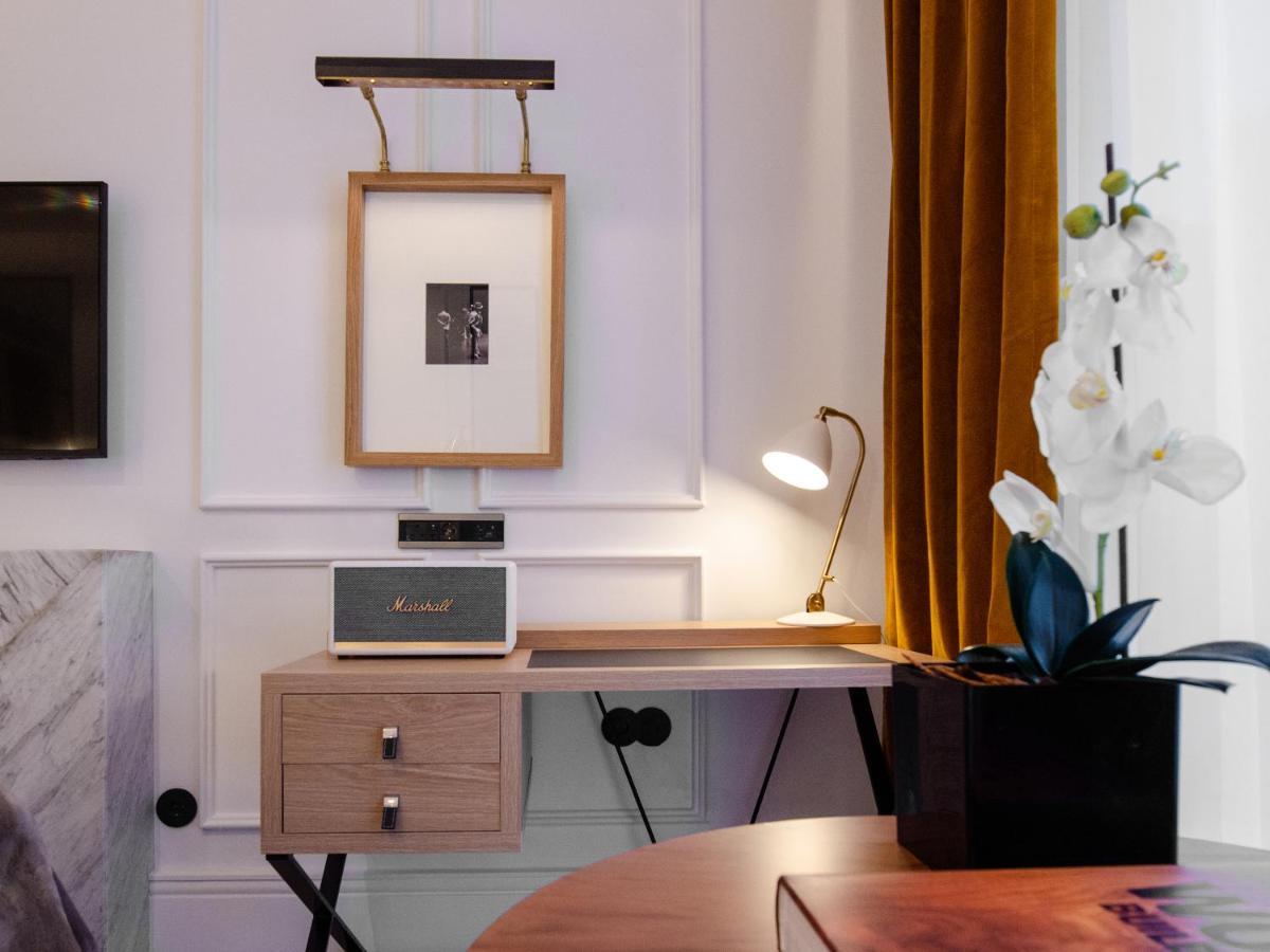 Browns Avenue Hotel Лиссабон Экстерьер фото A wall-mounted picture light