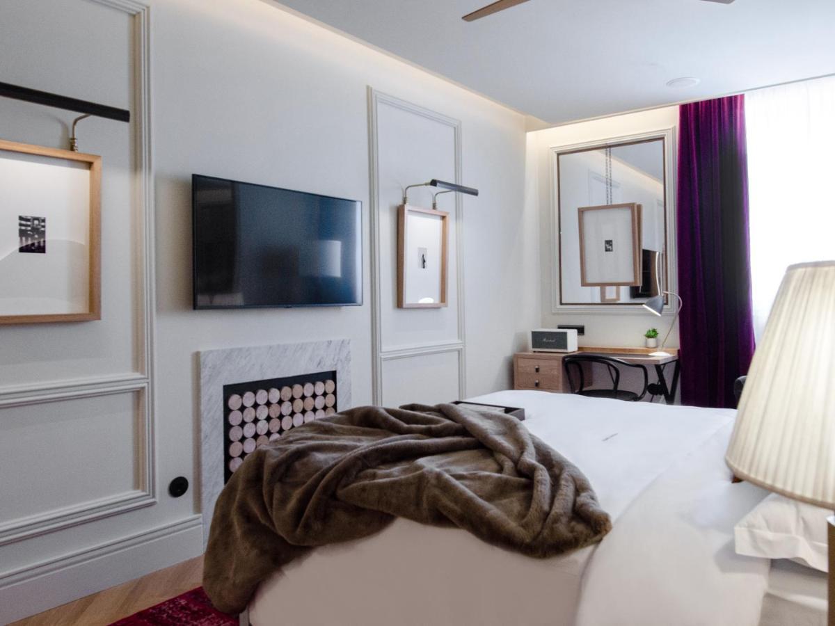Browns Avenue Hotel Лиссабон Экстерьер фото A room at the hotel