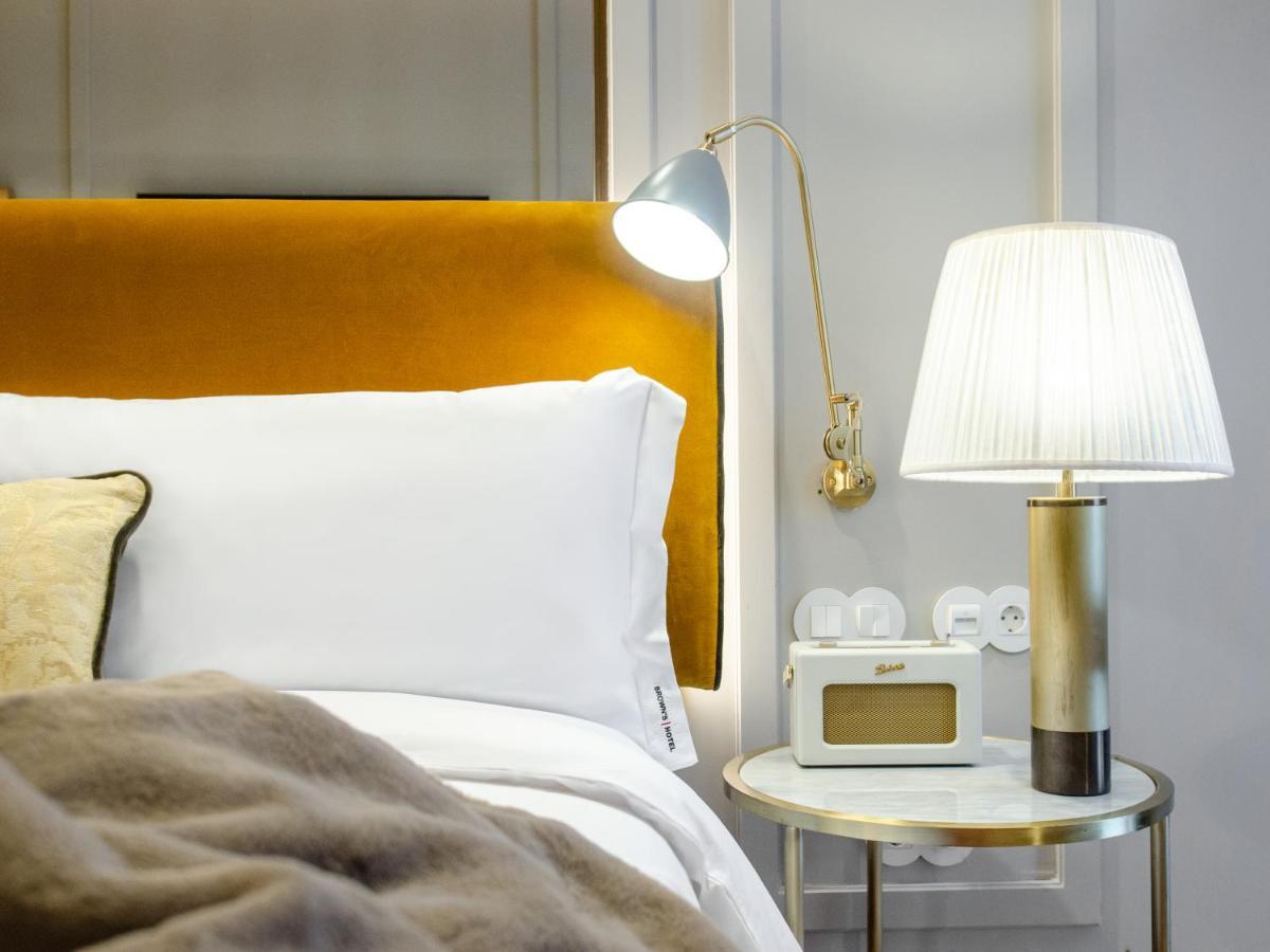 Browns Avenue Hotel Лиссабон Экстерьер фото A bedside table with a lamp and a radio