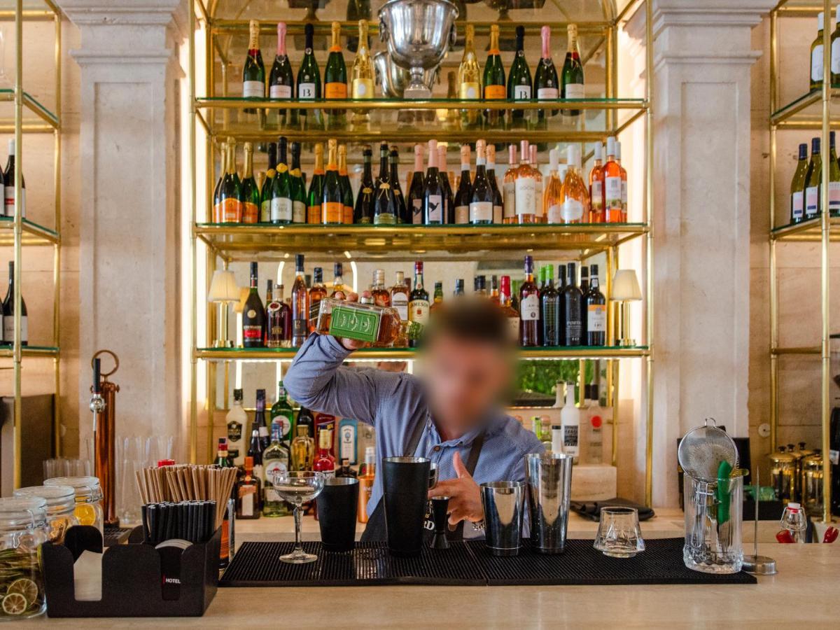 Browns Avenue Hotel Лиссабон Экстерьер фото A bartender at work