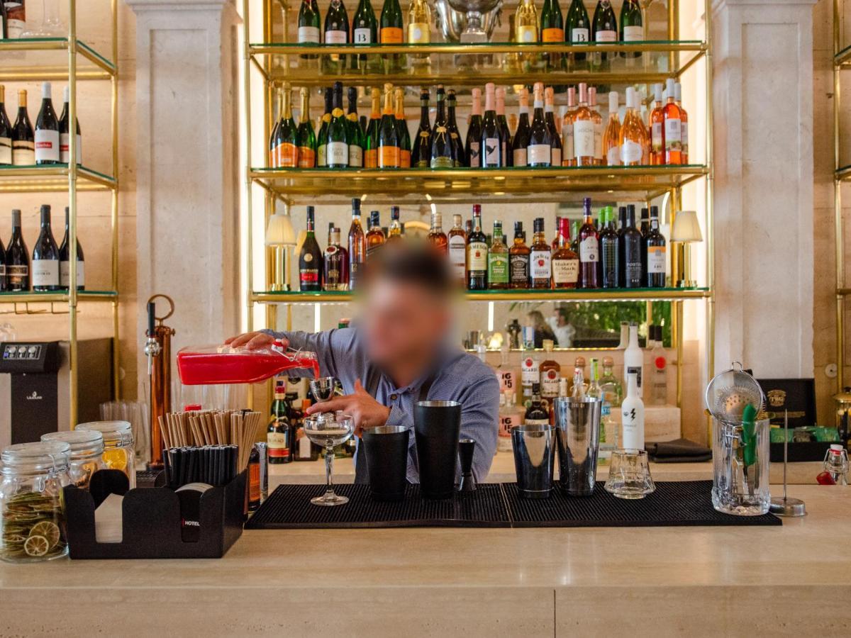Browns Avenue Hotel Лиссабон Экстерьер фото A bartender at work