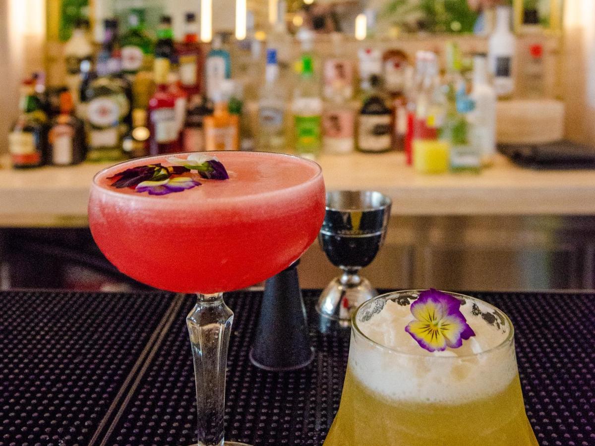 Browns Avenue Hotel Лиссабон Экстерьер фото A French 75 (right) and a Clover Club (left)