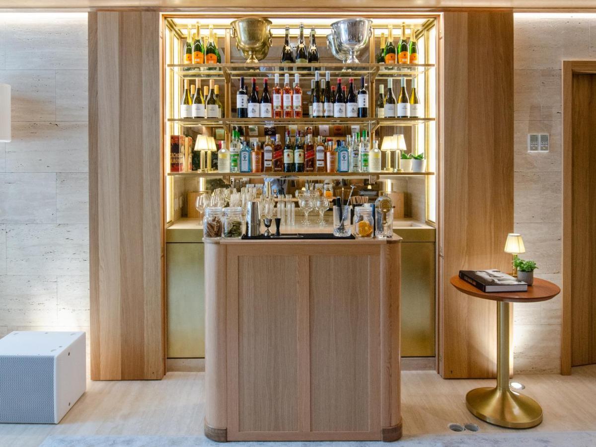 Browns Avenue Hotel Лиссабон Экстерьер фото The bar at the 100 Queen's Gate