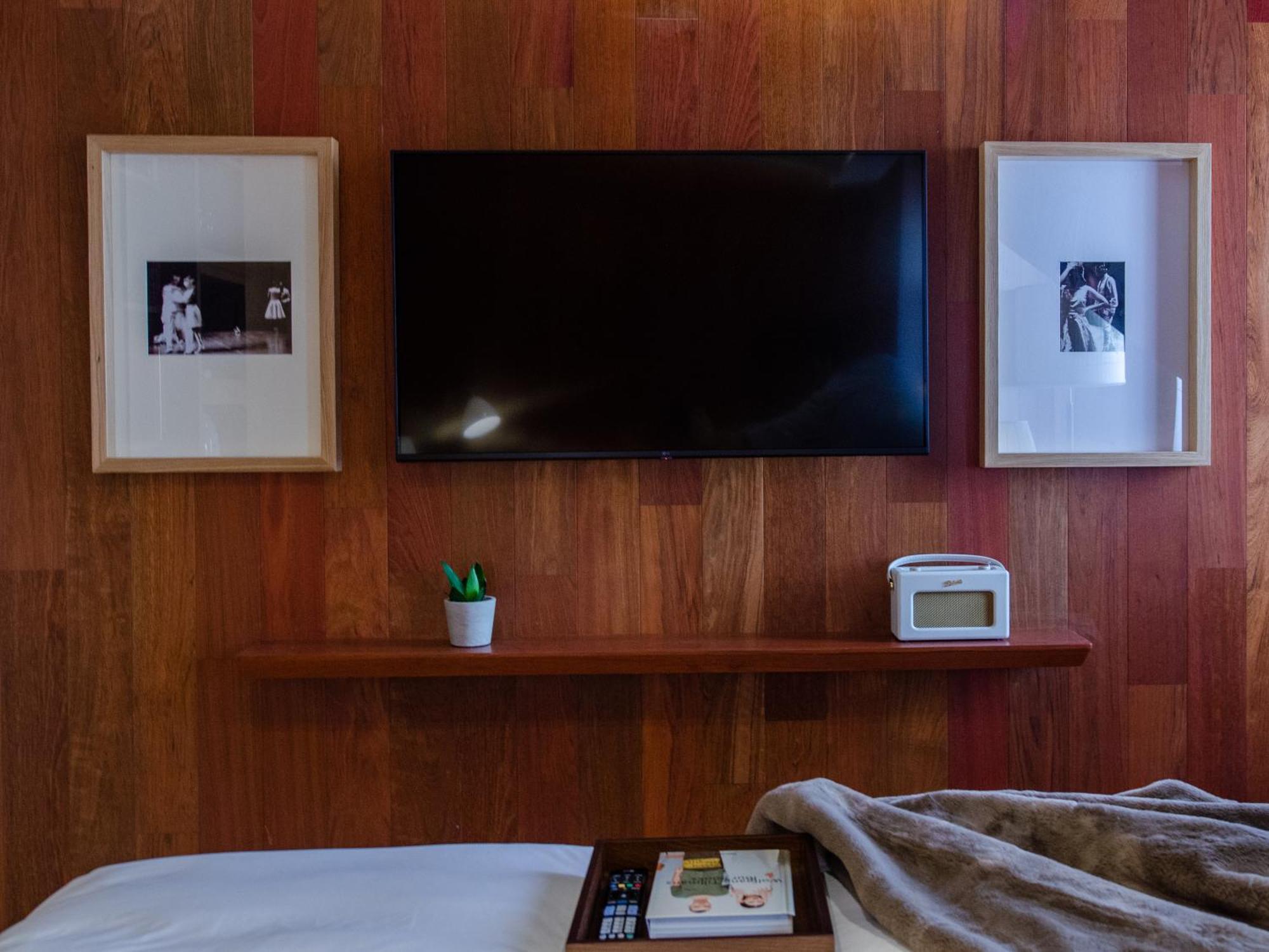 Browns Avenue Hotel Лиссабон Номер фото A television set mounted on a wall